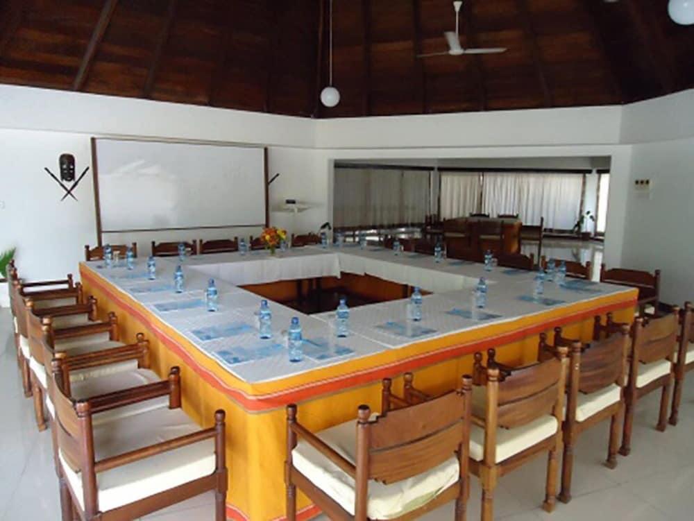 Kenya Bay Beach Hotel Бамбури Экстерьер фото