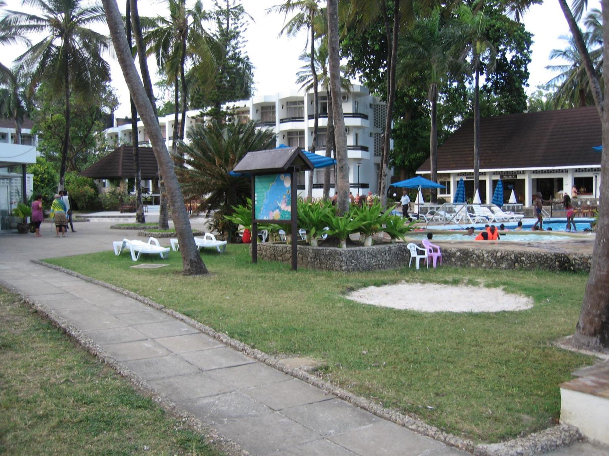 Kenya Bay Beach Hotel Бамбури Экстерьер фото